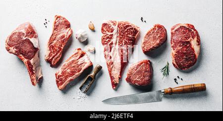 Rohes Fleischfilet für die Zubereitung verschiedener Steaksorten Draufsicht. Metzgerei-Set. Stockfoto