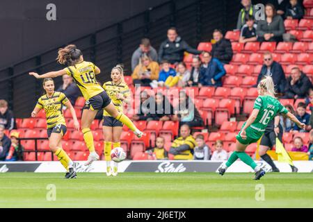 Andria Georgiou (48 Watford) versucht, ein Kreuz von Mollie Green (16 Coventry United) während des FA Womens Championship-Spiels zwischen Watford und Coventry United am 1. 2022. Mai in der Vicarage Road, Watford, England, zu blockieren. Stephen Flynn/SPP Stockfoto