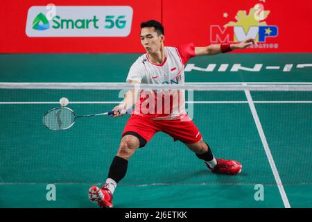 (220501) -- MANILA, 1. Mai 2022 (Xinhua) -- Jonatan Christie aus Indonesien tritt beim Männer-Finale gegen Lee Zii Jia aus Malaysia bei den Badminton Asia Championships 2022 in Manila, Philippinen, am 1. Mai 2022 an. (Xinhua/Rouelle Umali) Stockfoto