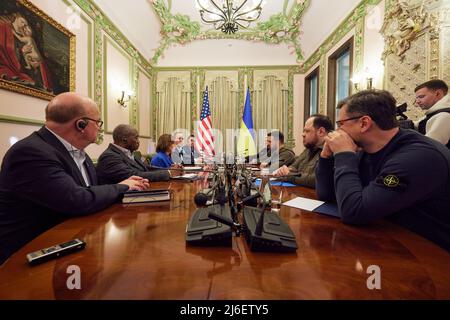 Kiew, Ukraine. 01.. Mai 2022. Der ukrainische Präsident Wolodymyr Zelenskyy trifft sich mit Nancy Pelosi, der Sprecherin des US-Repräsentantenhauses, während ihres Besuchs in der ukrainischen Hauptstadt Kiew am 1. Mai 2022. Foto über Ukrainian Presidential Press Office/UPI Credit: UPI/Alamy Live News Stockfoto