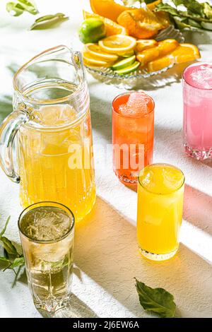 Eisgekühlter, frischer Fruchtsaft, gesunde Getränke. Sommerhintergrund Stockfoto