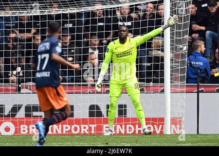 EINDHOVEN - PSV Eindhoven Torwart Yvon Mvogo während des niederländischen Eredivisie-Spiels zwischen PSV Eindhoven und Willem II im Phillips Stadium am 1. Mai 2022 in Eindhoven, Niederlande. ANP OLAF KRAAK Stockfoto