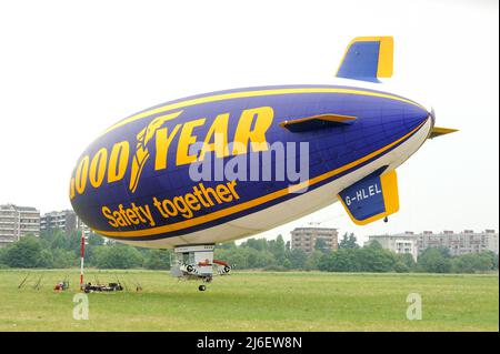 Good Year Blimp Safety Togeter - Bresso, Milano Italien 2011 Stockfoto