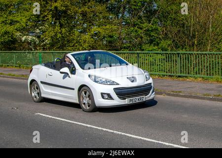 2012 Peugeot 207 CC Active 1598cc 5-Gang Schaltgetriebe Stockfoto