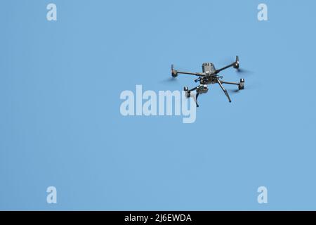 Ottawa, Ontario, Kanada - 30. April 2022: Eine ferngesteuerte Kamera-Drohne, die von der Polizei von Toronto während des Rolling Thunder-Protests in Ottawa betrieben wurde. Stockfoto