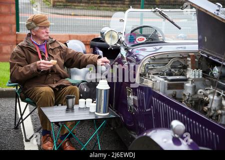 Kilmarnock, Großbritannien. 01.. Mai 2022. Der Ayrshire Classic Car Club veranstaltete seine beliebte, jährliche Oldtimer-Rallye in der St Joseph's Academy, Kilmarnock, und zog in diesem Jahr mehr als 200 Oldtimer und Oldtimer aller Beschreibungen an. Es gilt heute als eine der wichtigsten Veranstaltungen seiner Art, die es Enthusiasten und Besitzern aus ganz Großbritannien ermöglicht, ihre Autos zu präsentieren. DONALD JACK genießt das Mittagessen und sitzt an der Seite seines 1949 Mark 6 Bentley Spezialwagens mit 6 Zylindern und 4,5 Litern, den er 1972 für £13,00 gekauft hatte. Kredit: Findlay/Alamy Live Nachrichten Stockfoto