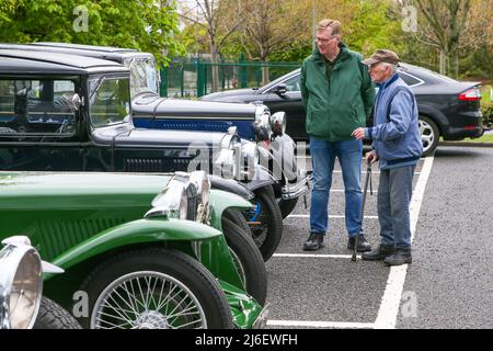 01. Mai 2022, Kilmarnock, Großbritannien. Der Ayrshire Classic Car Club veranstaltete seine beliebte, jährliche Oldtimer-Rallye in der St Joseph's Academy, Kilmarnock, und zog in diesem Jahr mehr als 200 Oldtimer und Oldtimer aller Beschreibungen an. Es gilt heute als eine der wichtigsten Veranstaltungen seiner Art, die es Enthusiasten und Besitzern aus ganz Großbritannien ermöglicht, ihre Autos zu präsentieren. Kredit: Findlay / Alamy Live Nachrichten Stockfoto