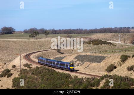 3 Auto Scotrail Class 170 Turbostar DMU-Zug, der auf der landschaftlich reizvollen Grenzbahn in der Nähe von Falahill (südlich von Gorebridge) Schottland Großbritannien durch die Landschaft fährt Stockfoto