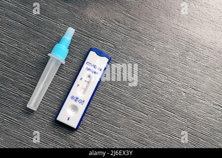 COVID-19 Schnellantigen-Test der australischen Regierung mit positivem Ergebnis Stockfoto