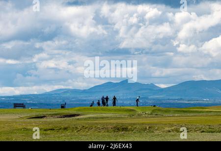 East Lothian, Schottland, Vereinigtes Königreich, Mai 1. 2022. UK Wetter: Sonnenschein an der Ostküste Lothians. Golfer, die an der Küste von Firth of Forth Golf spielen, mit Blick auf die Pentland Hills in der Ferne Stockfoto