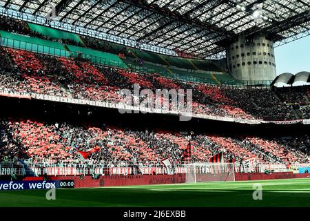 Die Mailänder Fans jubeln während des Fußballspiels der Serie A 2021/2022 zwischen dem AC Mailand und dem ACF Fiorentina im San Siro-Stadion in Mailand (Italien) im Mai 1. 2022 an. Foto Andrea Staccioli / Insidefoto Stockfoto