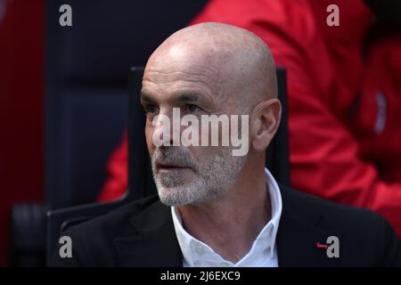 Mailand, Italien. 01.. Mai 2022. Mailand, Italien. 01.. Mai 2022. Stefano Pioli, Cheftrainer des AC Mailand, schaut während des Serie-A-Spiels zwischen dem AC Mailand und ACF Fiorentina im Stadio Giuseppe Meazza am 1 2022. Mai in Mailand, Italien. Kredit: Marco Canoniero/Alamy Live Nachrichten Gutschrift: Marco Canoniero/Alamy Live Nachrichten Stockfoto