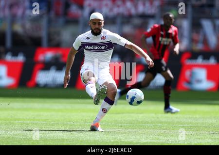 Mailand, Italien. 01.. Mai 2022. Mailand, Italien. 01.. Mai 2022. Arthur Cabral vom AFC Fiorentina steuert den Ball während des Serie-A-Spiels zwischen AC Mailand und ACF Fiorentina im Stadio Giuseppe Meazza am 1 2022. Mai in Mailand, Italien. Kredit: Marco Canoniero/Alamy Live Nachrichten Gutschrift: Marco Canoniero/Alamy Live Nachrichten Stockfoto