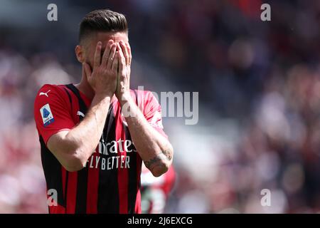 Mailand, Italien. 01.. Mai 2022. Mailand, Italien. 01.. Mai 2022. Olivier Giroud vom AC Mailand sieht während des Serie-A-Spiels zwischen AC Mailand und ACF Fiorentina im Stadio Giuseppe Meazza am 1 2022. Mai in Mailand, Italien, niedergeschlagen aus. Kredit: Marco Canoniero/Alamy Live Nachrichten Gutschrift: Marco Canoniero/Alamy Live Nachrichten Stockfoto