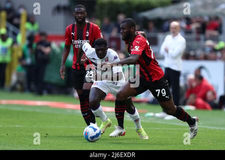 Mailand, Italien. 01.. Mai 2022. Mailand, Italien. 01.. Mai 2022. Franck Jessie vom AC Mailand steuert den Ball während des Serie-A-Spiels zwischen AC Mailand und ACF Fiorentina im Stadio Giuseppe Meazza am 1 2022. Mai in Mailand, Italien. Kredit: Marco Canoniero/Alamy Live Nachrichten Gutschrift: Marco Canoniero/Alamy Live Nachrichten Stockfoto