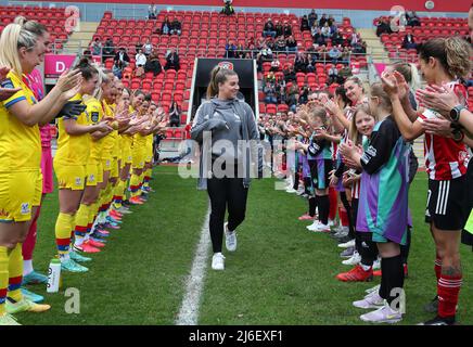 Rotherham, Großbritannien. 1.. Mai 2022. Ehrenwache für Sophie Walton von Sheffield Utd, die ihren Rücktritt während des Spiels der FA Women's Championship im New York Stadium, Rotherham, angekündigt hat. Bildnachweis sollte lauten: Simon Bellis/Sportimage Kredit: Sportimage/Alamy Live News Stockfoto