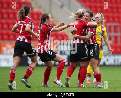 Rotherham, Großbritannien. 1.. Mai 2022. Rhema Lord-Mears (r) feiert das erste Tor während des Spiels der FA Women's Championship im New York Stadium, Rotherham. Bildnachweis sollte lauten: Simon Bellis/Sportimage Kredit: Sportimage/Alamy Live News Stockfoto