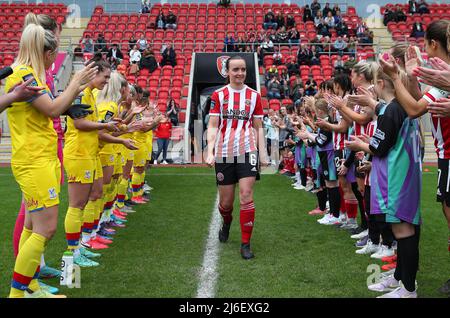 Rotherham, Großbritannien. 1.. Mai 2022. Ehrenwache für Kasia Lipka von Sheffield Utd, die ihren Rücktritt vom Spiel während des Spiels der FA Women's Championship im New York Stadium, Rotherham, bekannt gegeben hat. Bildnachweis sollte lauten: Simon Bellis/Sportimage Kredit: Sportimage/Alamy Live News Stockfoto