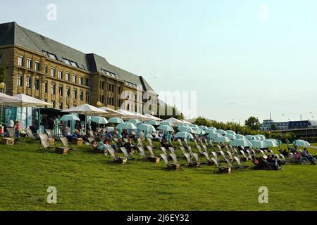 'Staycation': Entspannender Sommernachmittag am Stadtstrand am Rhein in Düsseldorf. Stockfoto