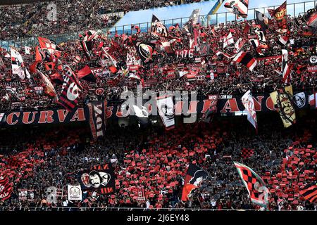 Mailand, Italien. 01 Mai 2022. Fans des AC Mailand zeigen ihre Unterstützung vor dem Fußballspiel der Serie A zwischen dem AC Mailand und dem ACF Fiorentina. Kredit: Nicolò Campo/Alamy Live Nachrichten Stockfoto