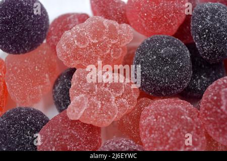 Helle Kirsche, rot, lila, rosa, leckere Süßigkeiten in Form von Früchten, Johannisbeeren, Trauben, Himbeeren, Blaubeeren, Erdbeeren. Stockfoto