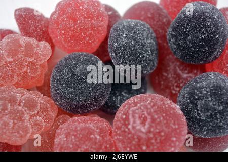 Helle Kirsche, rot, lila, rosa, leckere Süßigkeiten in Form von Früchten, Johannisbeeren, Trauben, Himbeeren, Blaubeeren, Erdbeeren. Stockfoto