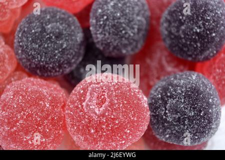 Helle Kirsche, rot, lila, rosa, leckere Süßigkeiten in Form von Früchten, Johannisbeeren, Trauben, Himbeeren, Blaubeeren, Erdbeeren. Stockfoto