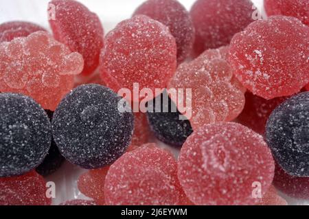 Helle Kirsche, rot, lila, rosa, leckere Süßigkeiten in Form von Früchten, Johannisbeeren, Trauben, Himbeeren, Blaubeeren, Erdbeeren. Stockfoto