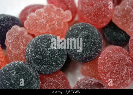 Helle Kirsche, rot, lila, rosa, leckere Süßigkeiten in Form von Früchten, Johannisbeeren, Trauben, Himbeeren, Blaubeeren, Erdbeeren. Stockfoto