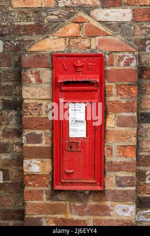 Poole, Dorset, Vereinigtes Königreich - April 14 2022: Post Box aus viktorianischer Zeit, montiert innerhalb der Außenwände des Brownsea. Stockfoto