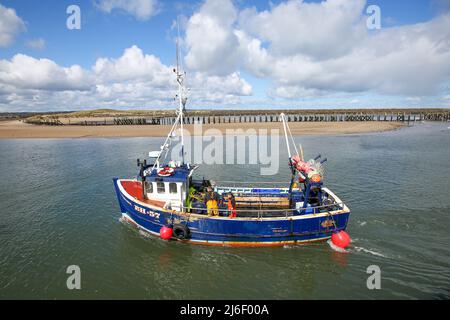 Fischerboote im Amble Harbour, Northumberland Spring 2022 Stockfoto