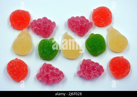 Schöne und farbenfrohe süße Gelee-Bonbons aus natürlichem Saft in Form von natürlichen Früchten: Birnen, Äpfel, Himbeeren, Orangenscheiben. Stockfoto