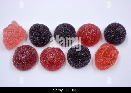 Helle Kirsche, rot, lila, rosa, leckere Süßigkeiten in Form von Früchten, Johannisbeeren, Trauben, Himbeeren, Blaubeeren, Erdbeeren. Stockfoto