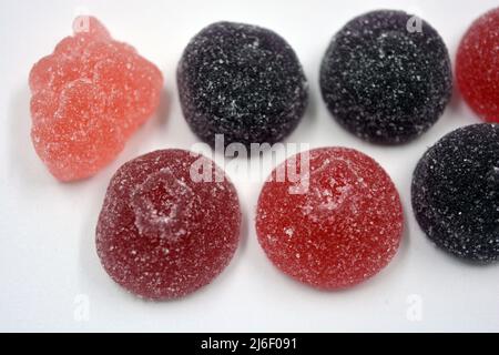 Helle Kirsche, rot, lila, rosa, leckere Süßigkeiten in Form von Früchten, Johannisbeeren, Trauben, Himbeeren, Blaubeeren, Erdbeeren. Stockfoto