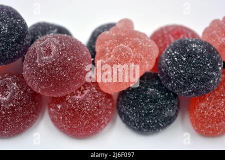 Helle Kirsche, rot, lila, rosa, leckere Süßigkeiten in Form von Früchten, Johannisbeeren, Trauben, Himbeeren, Blaubeeren, Erdbeeren. Stockfoto