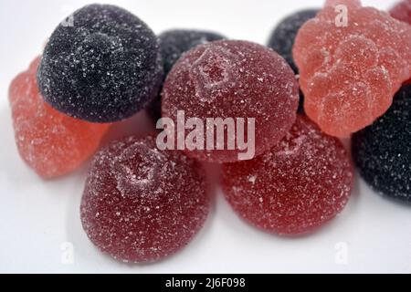 Helle Kirsche, rot, lila, rosa, leckere Süßigkeiten in Form von Früchten, Johannisbeeren, Trauben, Himbeeren, Blaubeeren, Erdbeeren. Stockfoto