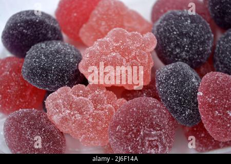 Helle Kirsche, rot, lila, rosa, leckere Süßigkeiten in Form von Früchten, Johannisbeeren, Trauben, Himbeeren, Blaubeeren, Erdbeeren. Stockfoto