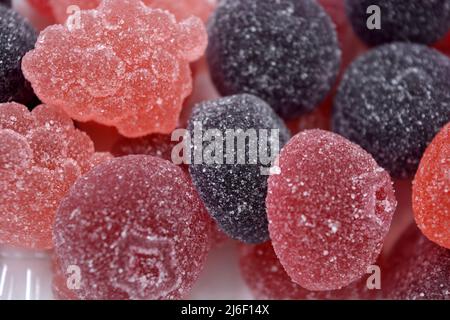 Helle Kirsche, rot, lila, rosa, leckere Süßigkeiten in Form von Früchten, Johannisbeeren, Trauben, Himbeeren, Blaubeeren, Erdbeeren. Stockfoto