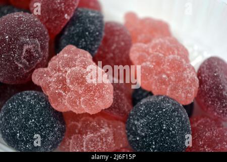 Helle Kirsche, rot, lila, rosa, leckere Süßigkeiten in Form von Früchten, Johannisbeeren, Trauben, Himbeeren, Blaubeeren, Erdbeeren. Stockfoto