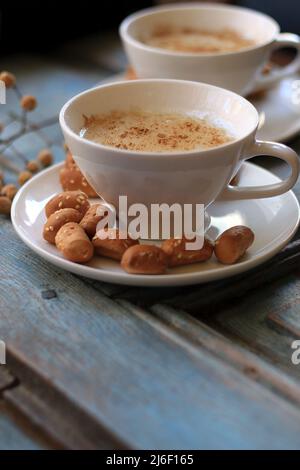 Eine Tasse warmen Sahlab auf einem rustikalen Holzhintergrund. Stockfoto