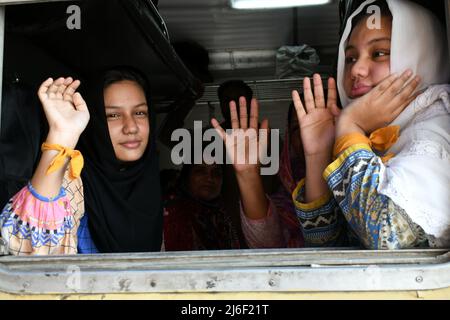 (220501) -- LAHORE, 1. Mai 2022 (Xinhua) -- Passagiere winken vor dem Eid al-Fitr-Fest in Lahore, Pakistan, am 30. April 2022 aus einem Zug auf einem Bahnhof. (Foto von Sajjad/Xinhua) Stockfoto