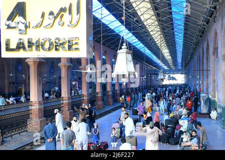 (220501) -- LAHORE, 1. Mai 2022 (Xinhua) -- Passagiere warten auf dem Bahnsteig eines Bahnhofs vor dem Eid al-Fitr-Fest in Lahore, Pakistan, am 30. April 2022. (Foto von Sajjad/Xinhua) Stockfoto