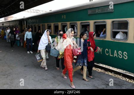 (220501) -- LAHORE, 1. Mai 2022 (Xinhua) -- Passagiere werden vor dem Eid al-Fitr-Festival in Lahore, Pakistan, am 30. April 2022 an einem Bahnhof gesehen. (Foto von Sajjad/Xinhua) Stockfoto