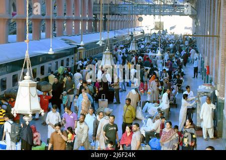 (220501) -- LAHORE, 1. Mai 2022 (Xinhua) -- Passagiere warten auf dem Bahnsteig eines Bahnhofs vor dem Eid al-Fitr-Fest in Lahore, Pakistan, am 30. April 2022. (Foto von Sajjad/Xinhua) Stockfoto