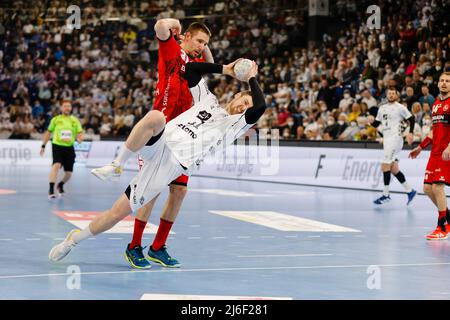 01. Mai 2022, Schleswig-Holstein, Kiel: Handball: Bundesliga, THW Kiel - MT Melsungen, Matchday 28, Wunderino Arena. Melsungen's Gleb Kalarash (l) und der Kieler Hendrik Pekeler kämpfen um den Ball. Foto: Frank Molter/dpa Stockfoto