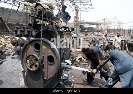 (220501) -- LAHORE, 1. Mai 2022 (Xinhua) -- am 1. Mai 2022 arbeiten Arbeiter in einer Eisenfabrik am Internationalen Tag der Arbeit in Lahore, Pakistan. (Foto von Sajjad/Xinhua) Stockfoto