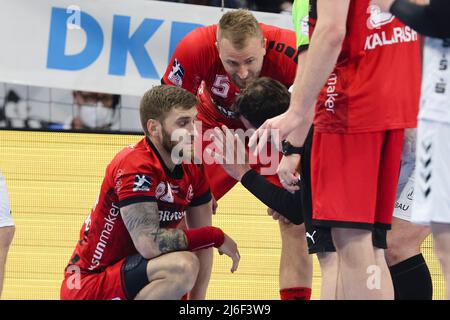 01. Mai 2022, Schleswig-Holstein, Kiel: Handball: Bundesliga, THW Kiel - MT Melsungen, Matchday 28, Wunderino Arena. Melsungen's Domagoj Pavlovic (l) kniet verletzt am Boden. Foto: Frank Molter/dpa Stockfoto