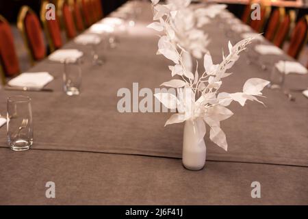 Catering. Wunderschön dekorierte Süßigkeiten auf dem Tisch und Obst Stockfoto