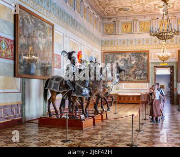 Ritter in Rüstung auf dem Pferderücken in der Ritterhalle, dem Staatlichen Eremitage Museum, St. Petersburg, Russland am 23. Juli 2019 Stockfoto