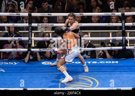 Katie Taylor aus Irland in schwarzen Kämpfen Amanda Serrano aus Purto Rico (lebt derzeit in Brooklyn, NY) wurde am 30. April 2022 bei der MSG in New York an der Spitze eines orangenen Leichtgewichts für die unangefochtene Weltmeisterschaft bestritten. Katie Taylor gewann durch eine getrennte Entscheidung der Richter. (Foto von Lev Radin/Sipa USA) Stockfoto